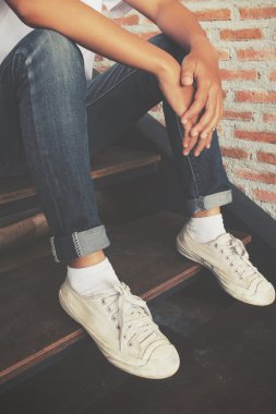 Spor ayakkabı jeans ile