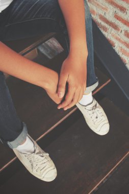Spor ayakkabı jeans ile