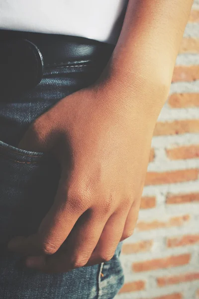 Bolsillo vaqueros con mano — Foto de Stock