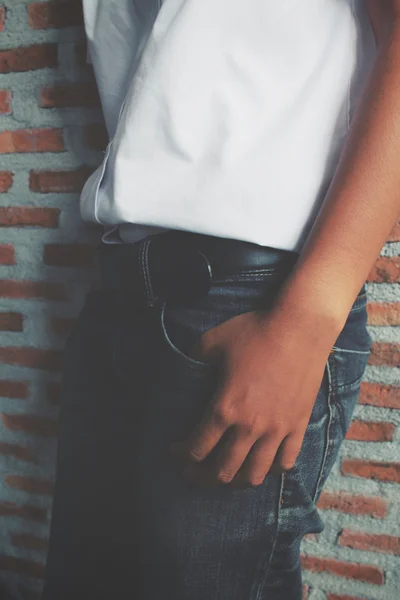 Kapsa na džíny s rukou — Stock fotografie