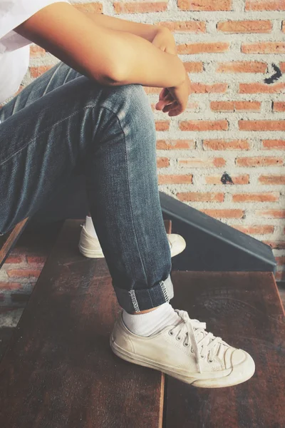 Spor ayakkabı jeans ile — Stok fotoğraf