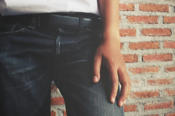 Kapsa na džíny s rukou — Stock fotografie