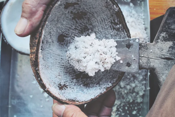 Kokosnöt med händer — Stockfoto