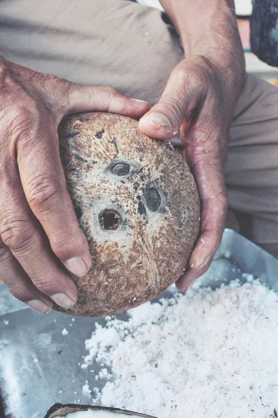 Kokosnuss mit Händen — Stockfoto