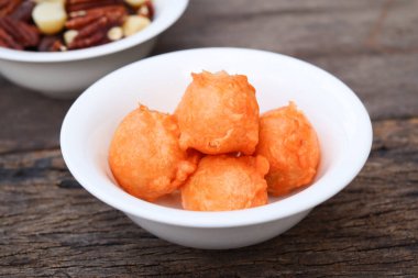 Ahşap arka planda gevrek köfteler.