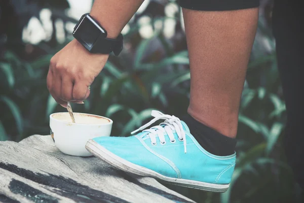 커피와 smartwatch 신발 Selfie — 스톡 사진