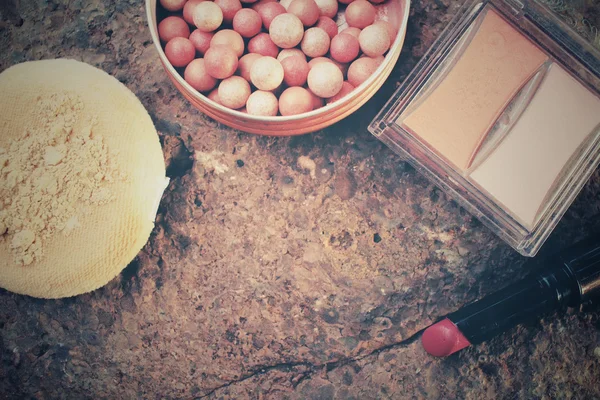Макияж набор помады и порошка — стоковое фото