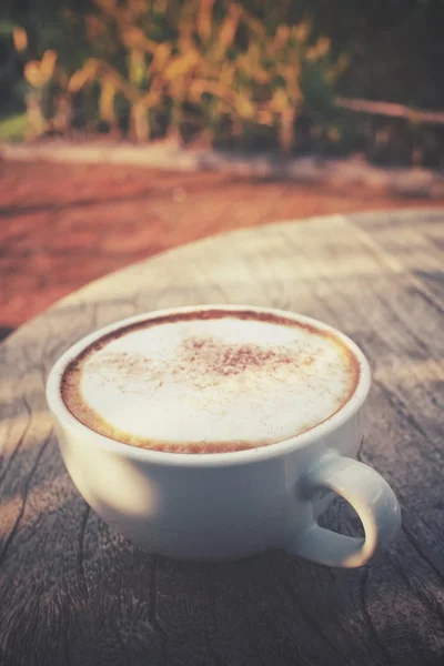 Koffiekopje met schaduw — Stockfoto