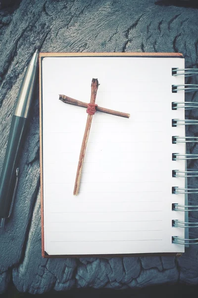 Bloco de notas em branco e caneta com cruz — Fotografia de Stock