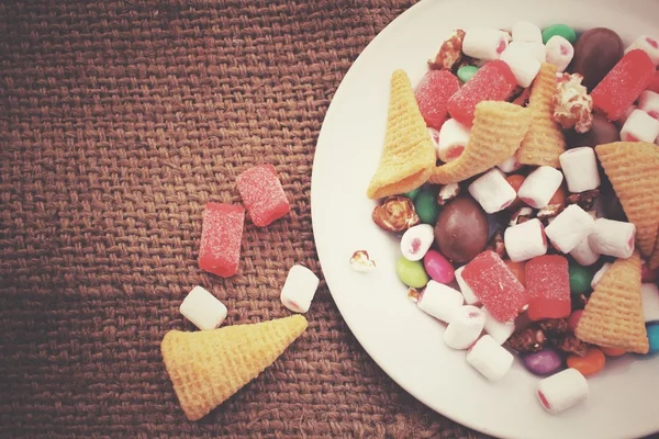 초콜릿과 마쉬 멜 로우와 함께 혼합된 할로윈 사탕 — 스톡 사진