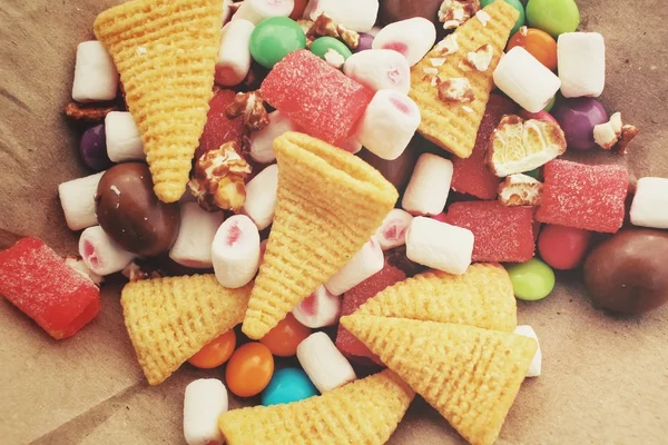 Blandade halloween godis med choklad och marshmallow — Stockfoto