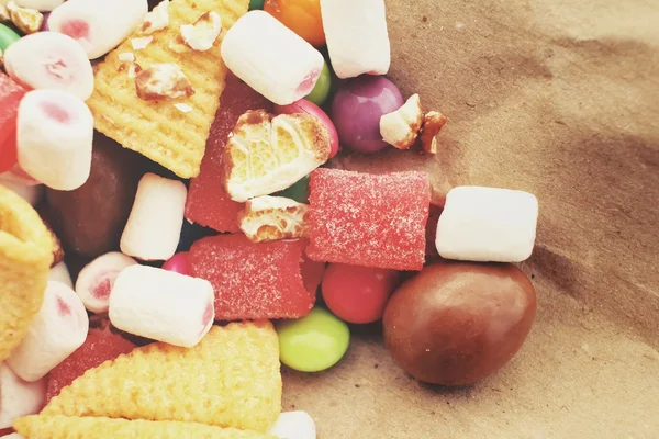 Blandade halloween godis med choklad och marshmallow — Stockfoto