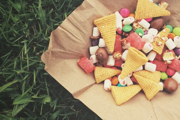 Mixed halloween candy with chocolate and marshmallow — Stock Photo, Image