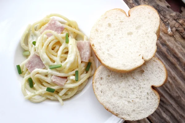 Espaguete carbonara com baguete francês — Fotografia de Stock