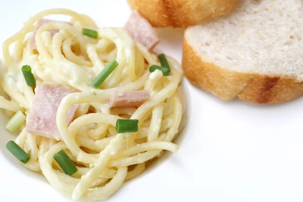 Espaguete carbonara com baguete francês — Fotografia de Stock