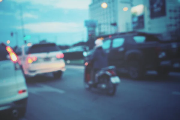 Auto nachts in der Stadt verschwommen — Stockfoto