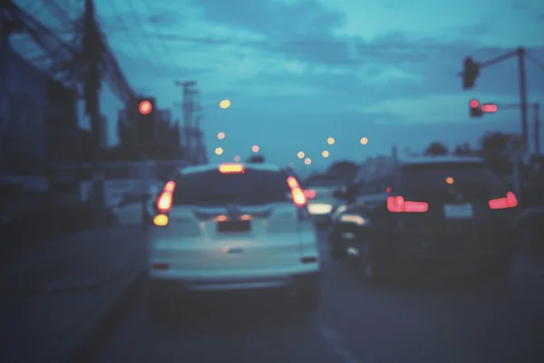 Embaçado de carro na cidade à noite — Fotografia de Stock