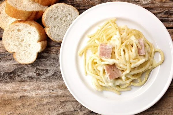 Spaghetti Carbonara mit französischem Baguette — Stockfoto