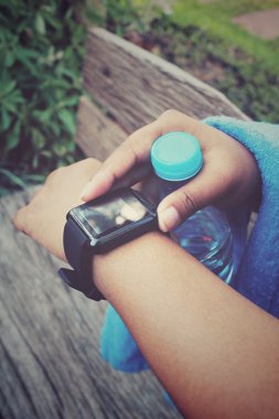 SmartWatch su içki ile