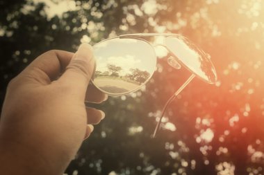 Güneş gözlüğü ormandaki yansıması ile