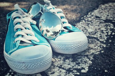 Güneş gözlüğü ile spor ayakkabı