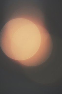 Siyah arkaplanda altın bokeh