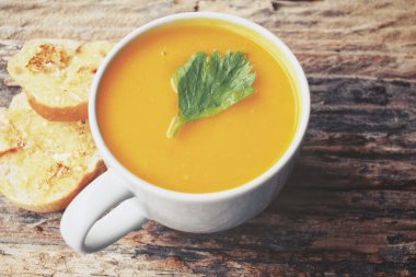 Sarımsak ve bitki ekmek ile balkabağı çorbası