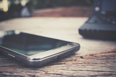 Dizüstü bilgisayar ile akıllı telefon ofis masaları