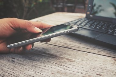 Dizüstü bilgisayar ile akıllı telefon ofis masaları