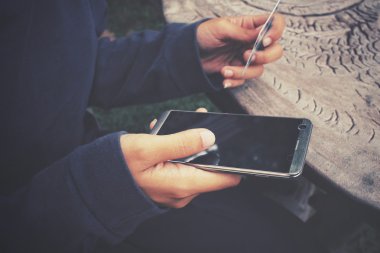 Kadın online ve akıllı telefon kartı satın alma.