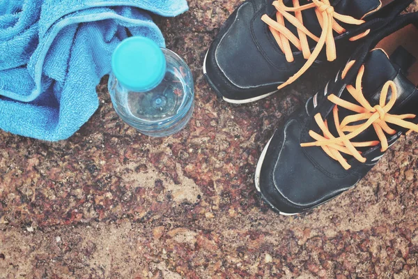 Juego de zapatos deportivos con bebida de agua —  Fotos de Stock