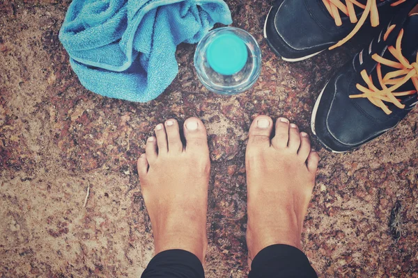 Selfie de chaussures de sport avec boisson à l'eau et serviette — Photo