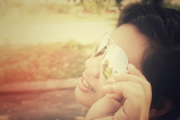 Donna con occhiali da sole — Foto Stock