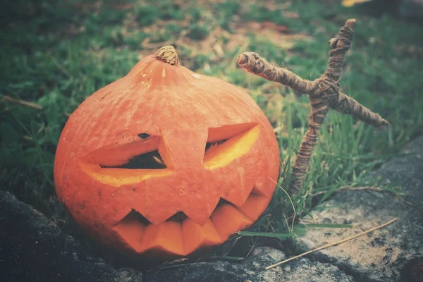 Calabaza de Halloween y cruz — Foto de Stock