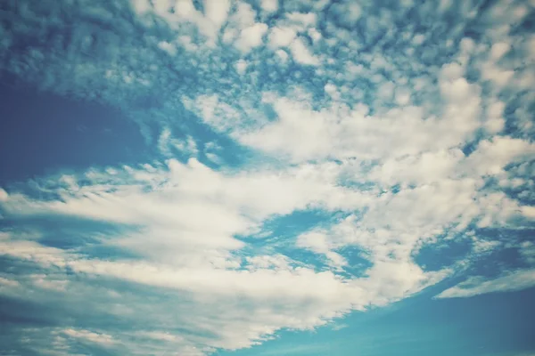 Stürmische Wolken im Frühling - bedeckter Himmel — Stockfoto