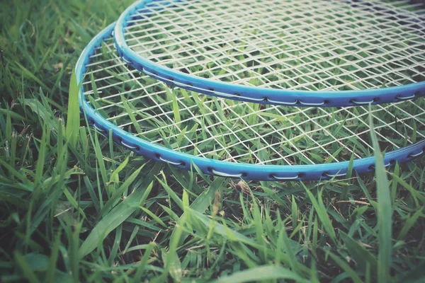 Badmintonracket på grönt gräs — Stockfoto