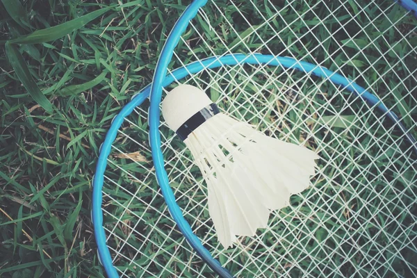 Navetta con racchetta da badminton su erba verde — Foto Stock