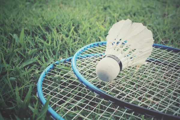 Lotki z rakiety do badmintona na zielonej trawie — Zdjęcie stockowe