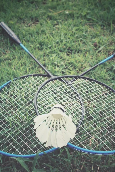 緑の芝生でバドミントン ラケットと shuttlecocks — ストック写真