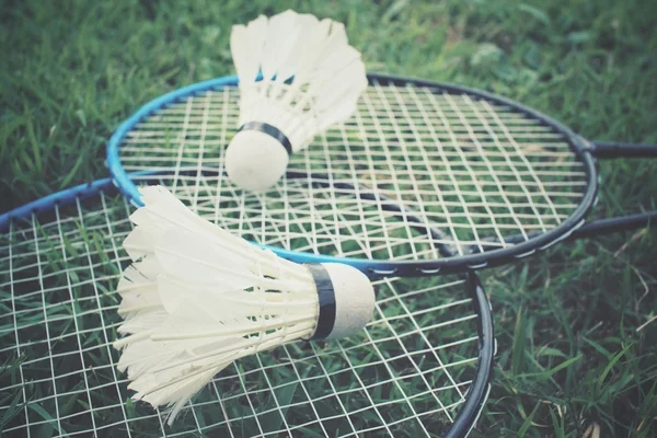 Lotki z rakiety do badmintona na zielonej trawie — Zdjęcie stockowe
