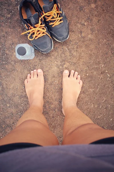 Selfie fötter och Idrottsskor med vatten drink — Stockfoto