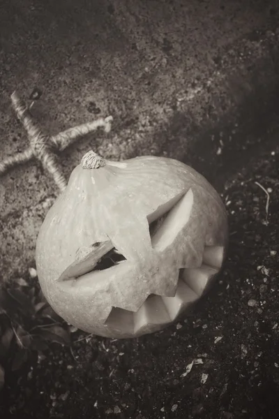 Хэллоуин тыква с крестом — стоковое фото