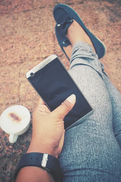Selfie av smarta telefonen på hand med skor — Stockfoto