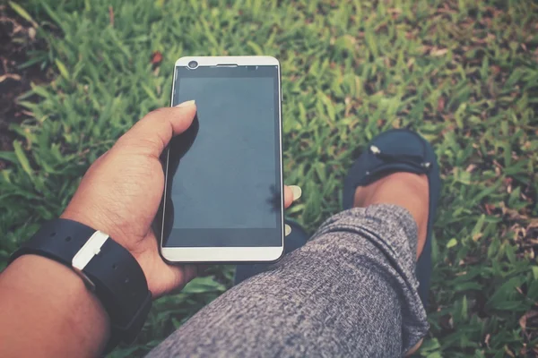 Selfie de teléfono inteligente en la mano con zapatos — Foto de Stock