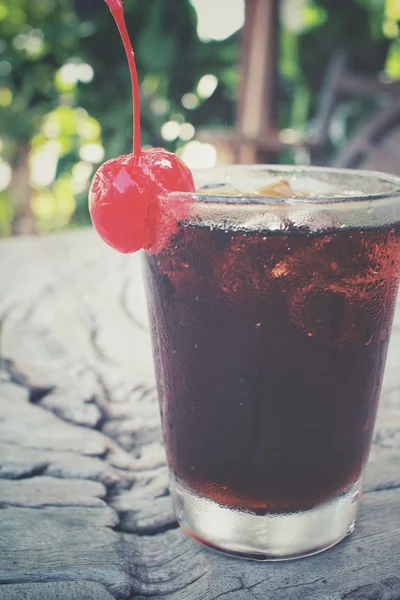 Coca con cereza —  Fotos de Stock