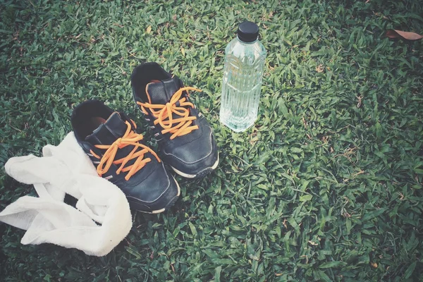 Sportowy zestaw buty i ręcznik z picia wody — Zdjęcie stockowe
