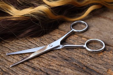 Dalgalı iki tonda saç makasları.