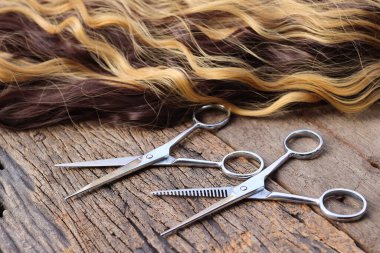 Dalgalı iki tonda saç makasları.