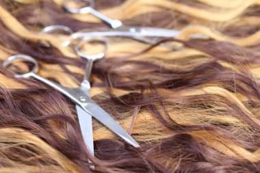 Dalgalı iki tonda saç makasları.
