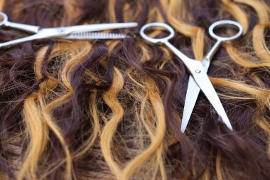 Dalgalı iki tonda saç makasları.